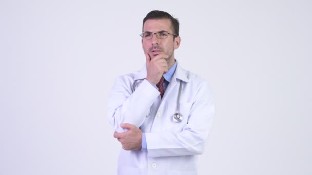 Mladí šťastný hispánské člověčí doktor s úsměvem a myšlení — Stock video