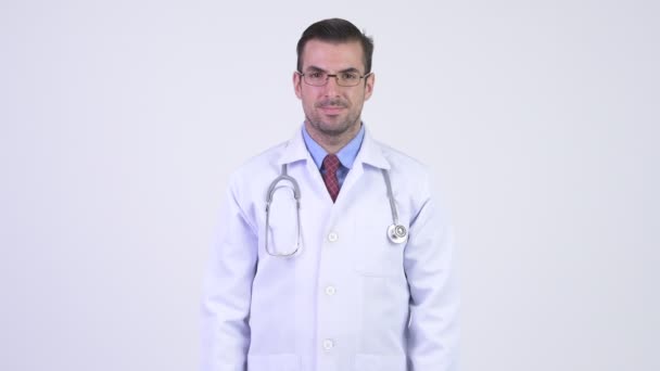 Yaşasın vererek mutlu Hispanik erkek bir doktor — Stok video