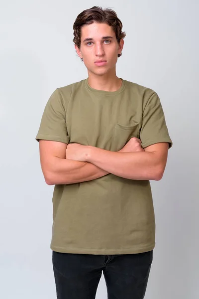 Jovem homem bonito com cabelo ondulado contra fundo branco — Fotografia de Stock