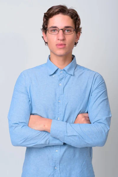 Jeune homme d'affaires beau aux cheveux ondulés portant des lunettes — Photo