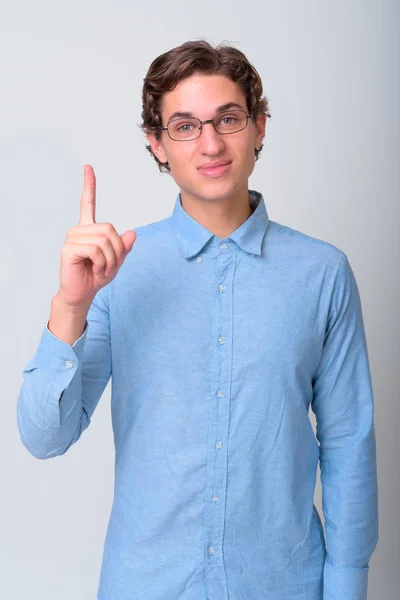 Jovem empresário bonito com cabelo ondulado vestindo óculos — Fotografia de Stock