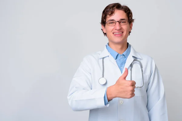 Retrato de jovem médico homem bonito com óculos — Fotografia de Stock