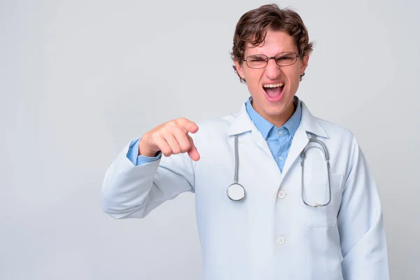 Potret pria muda tampan dokter dengan kacamata — Stok Foto