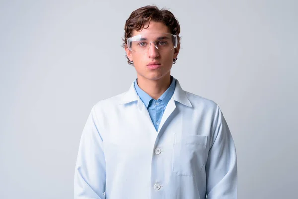 Jeune homme beau médecin portant des lunettes de protection — Photo