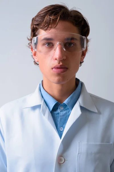 Joven hombre guapo doctor usando gafas protectoras — Foto de Stock