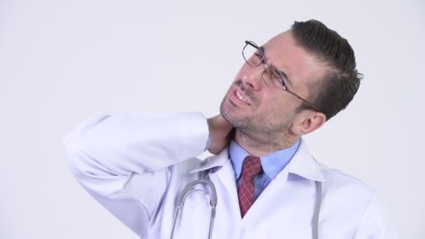 Mladá zdůraznil hispánské člověčí doktor s bolesti krku — Stock video