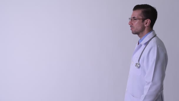 Profil pohled mladých šťastný hispánské člověčí doktor s úsměvem — Stock video