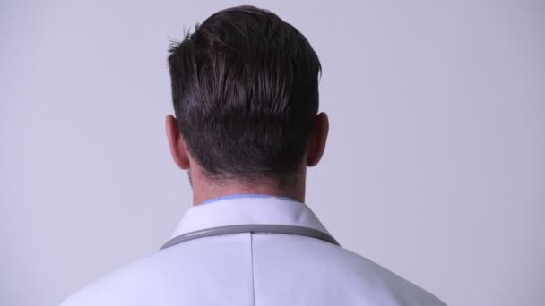 Молодий щасливі іспаномовні чоловік лікар Озираючись назад — стокове відео