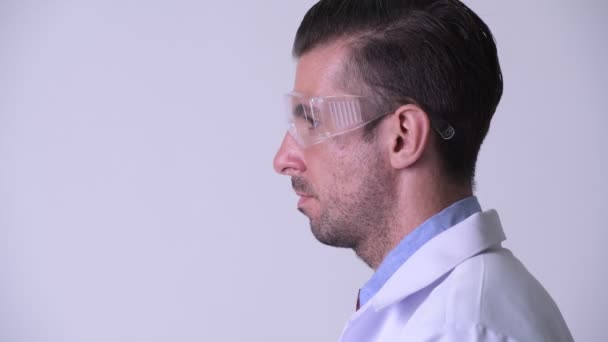 Профілі думка молодого лікаря man іспаномовні носити захисні окуляри — стокове відео