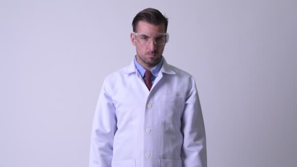 Jovem homem hispânico médico remoção de óculos de proteção — Vídeo de Stock