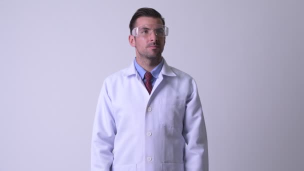 Studio Πυροβολισμό Νεαρό Όμορφος Ισπανόφωνος Γιατρό Άνθρωπος Φορώντας Προστατευτικά Γυαλιά — Αρχείο Βίντεο