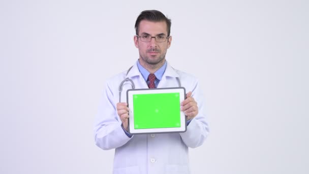 Молодой счастливый латиноамериканец врач показывает цифровые таблетки — стоковое видео
