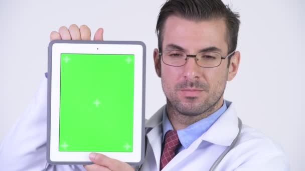 Junger glücklicher hispanischer Mann Arzt zeigt digitales Tablet — Stockvideo