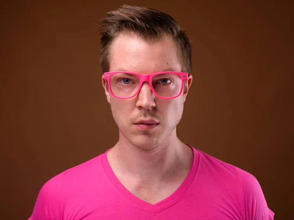 젊은 잘생긴 남자 친구에 대 한 안경 분홍색 셔츠를 입고 — 스톡 사진