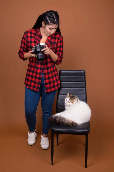 Jovem bela mulher asiática fotógrafa com gato persa — Fotografia de Stock