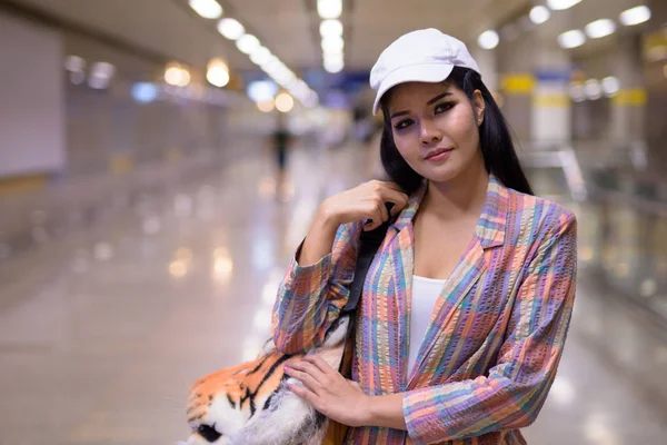 Portret van Aziatische toeristische vrouw in treinstation — Stockfoto