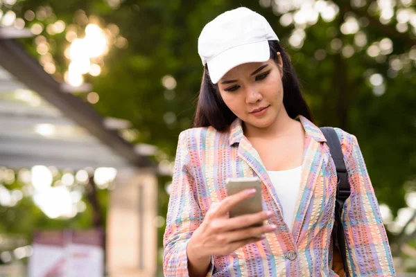 Ung Vacker asiatisk kvinna använder mobiltelefon utomhus — Stockfoto