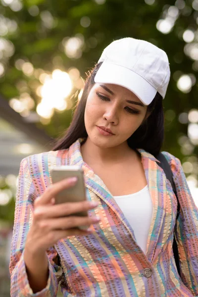 Ung Vacker asiatisk kvinna använder mobiltelefon utomhus — Stockfoto