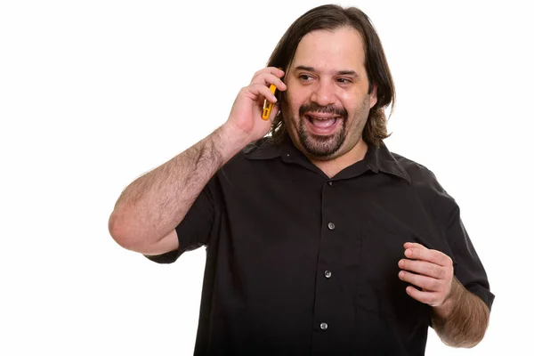Feliz hombre caucásico gordo sonriendo y hablando en el teléfono móvil —  Fotos de Stock