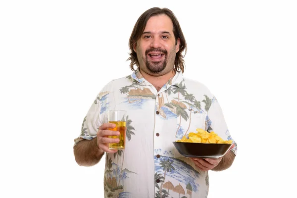 Feliz gordura caucasiano homem sorrindo enquanto segurando tigela de batatas fritas e — Fotografia de Stock