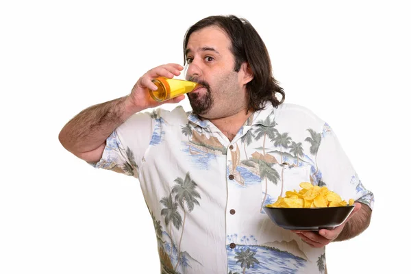 Gordo caucásico hombre bebiendo cerveza y sosteniendo tazón de patatas fritas listo —  Fotos de Stock