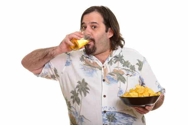 Gordo barbudo caucasiano homem bebendo cerveja e segurando tigela de chip — Fotografia de Stock