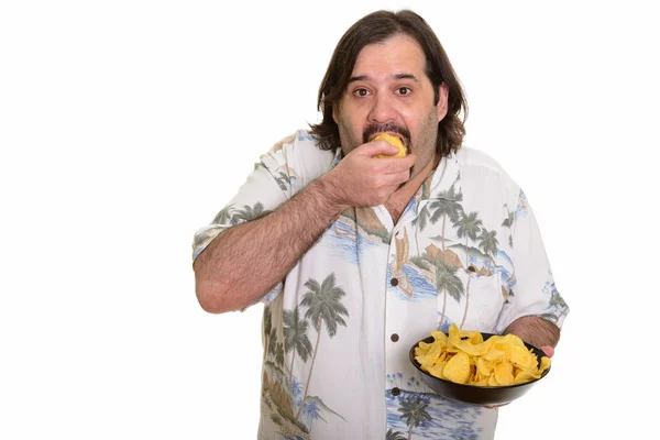 Gordo caucasiano homem comendo boca cheia de batatas fritas pronto para férias — Fotografia de Stock