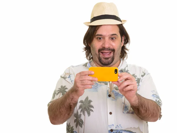 Happy fat Caucasian man smiling and taking picture with mobile phone — Φωτογραφία Αρχείου