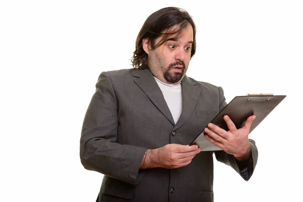 Gordo caucásico hombre de negocios buscando sorprendido mientras que la lectura en clipb —  Fotos de Stock
