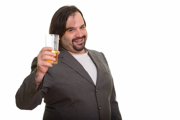 Feliz gordo caucásico hombre de negocios sonriendo y sosteniendo el vaso de bea —  Fotos de Stock