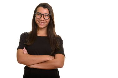Kollarını kavuşturup gülümseyen mutlu, beyaz bir kadın.