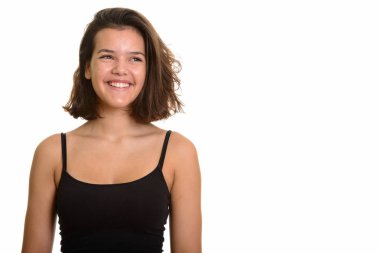 Genç mutlu beyaz kız gülümsüyor ve düşünüyor.