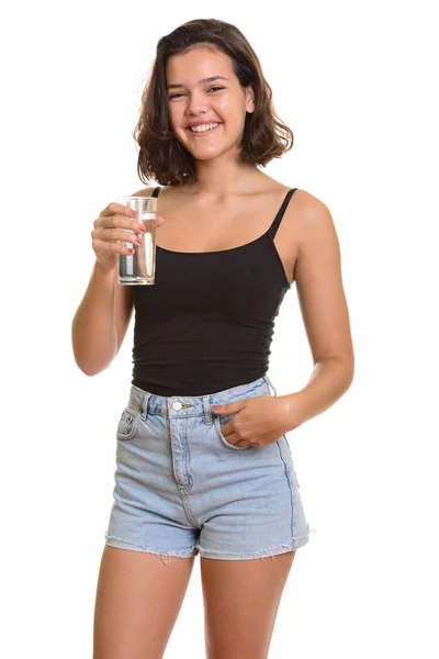 Joven feliz caucásico adolescente sonriendo y sosteniendo vidrio de — Foto de Stock