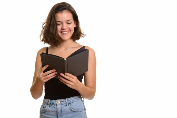 Młody szczęśliwy biały nastolatek dziewczyna uśmiech i czytanie książki — Zdjęcie stockowe