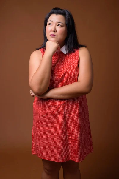 Studio Shot Hermosa Mujer Asiática Con Sobrepeso Usando Vestido Rojo — Foto de Stock