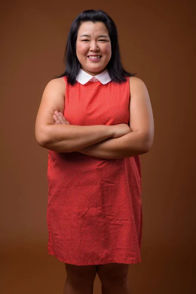 Linda mulher asiática com excesso de peso sorrindo com os braços cruzados — Fotografia de Stock