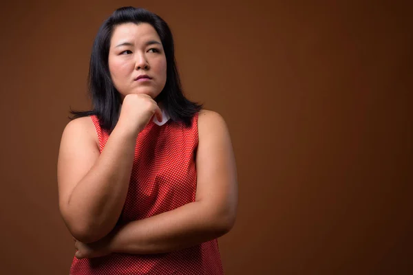 Retrato de hermosa mujer asiática con sobrepeso pensando — Foto de Stock
