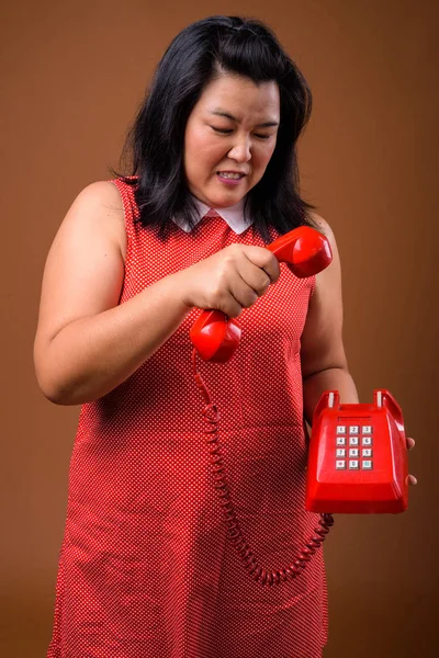 Arga överviktiga asiatisk kvinna att ge avslag på telefon — Stockfoto