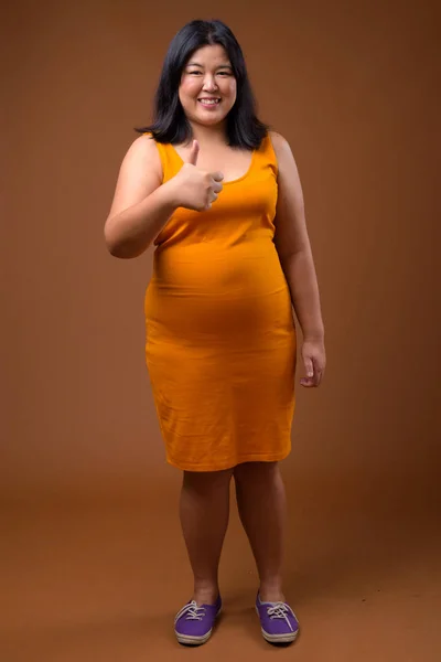 Hermosa mujer asiática con sobrepeso sonriendo y dando pulgar arriba — Foto de Stock