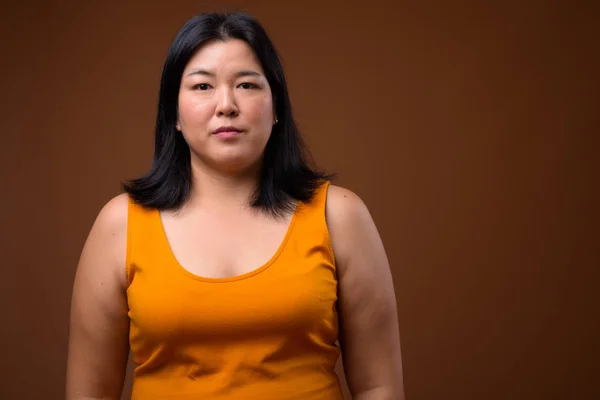 Retrato de hermosa mujer asiática con sobrepeso mirando a la cámara —  Fotos de Stock