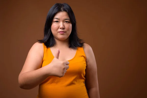 Hermosa mujer asiática con sobrepeso dando pulgar hacia arriba —  Fotos de Stock