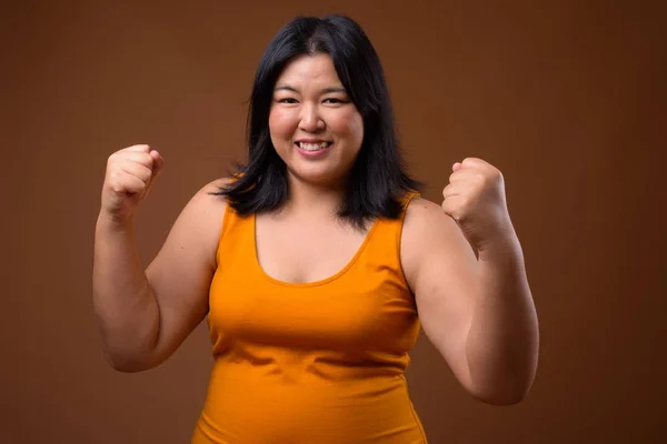 Bela feliz excesso de peso mulher asiática com braços levantados — Fotografia de Stock