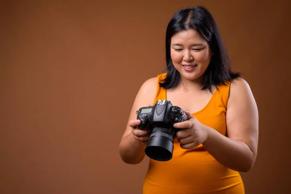 Túlsúlyos a gyönyörű ázsiai nő fotós kamera — Stock Fotó
