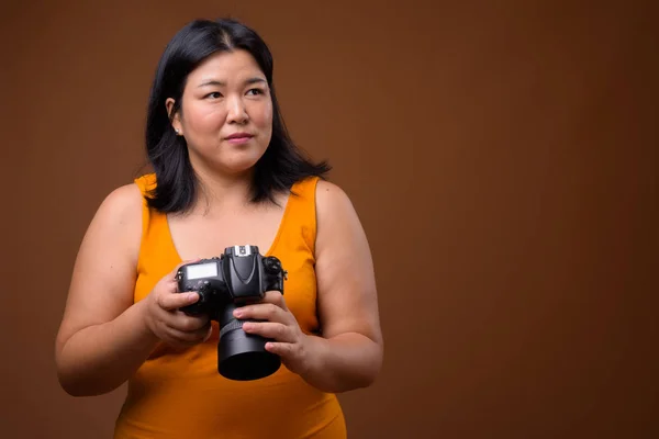 Bella donna asiatica sovrappeso fotografo pensiero e pianificazione — Foto Stock