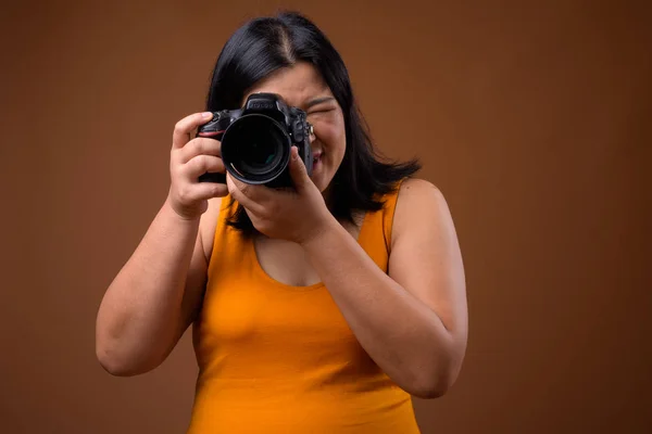 Gyönyörű túlsúlyos ázsiai nő fotós bevétel-kép — Stock Fotó