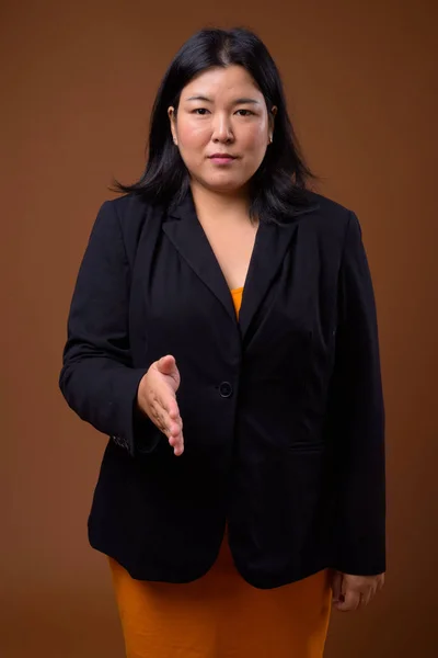 Hermosa mujer de negocios asiática con sobrepeso ofreciendo apretón de manos para el trato —  Fotos de Stock