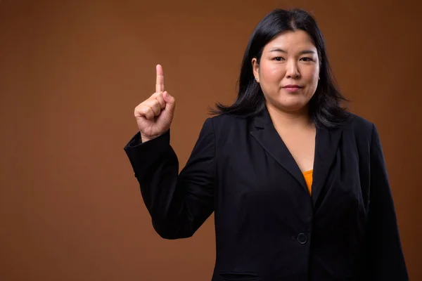 Hermosa mujer de negocios asiática con sobrepeso apuntando con el dedo —  Fotos de Stock