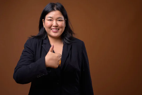 Feliz sobrepeso asiático mujer de negocios dando pulgar arriba —  Fotos de Stock