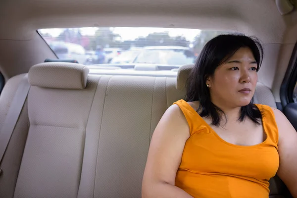 Krásná nadváhu Asijské žena myšlení uvnitř vozu — Stock fotografie