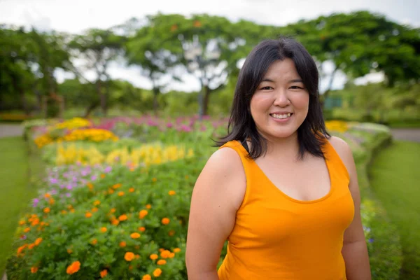 公園で笑っている太りすぎアジア美人 — ストック写真
